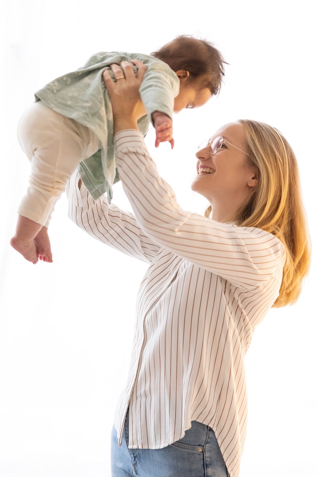 Tender moment of Dr. med. Vera Vogel holding her baby, representing her personal transformation into motherhood and the inspiration behind DeepBirth coaching